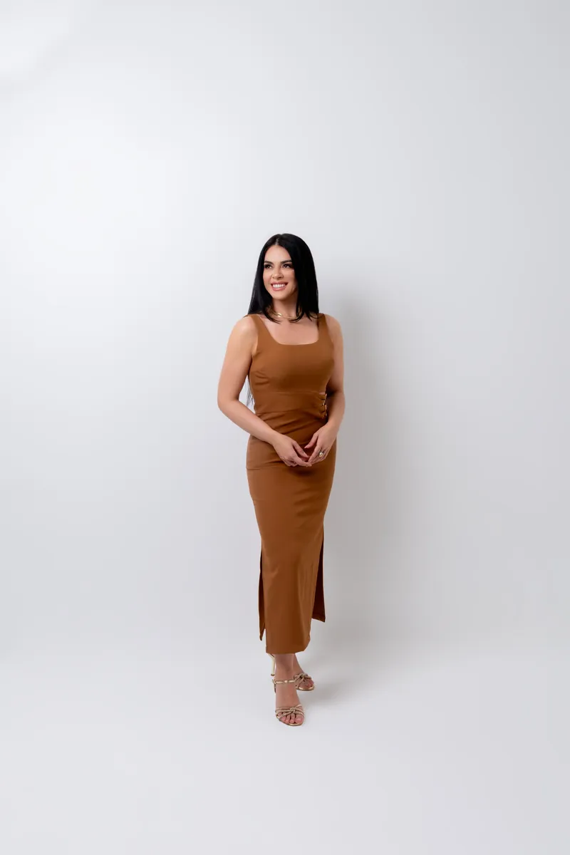 Angélica Jacinto em retrato de corpo inteiro